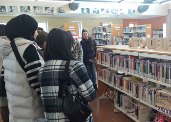 L'alumnat dels cursos del servei local de català d'Abrera, visiten la Biblioteca Josep Roca i Bros per conèixer l'equipament i tots els serveis que s'ofereixen
