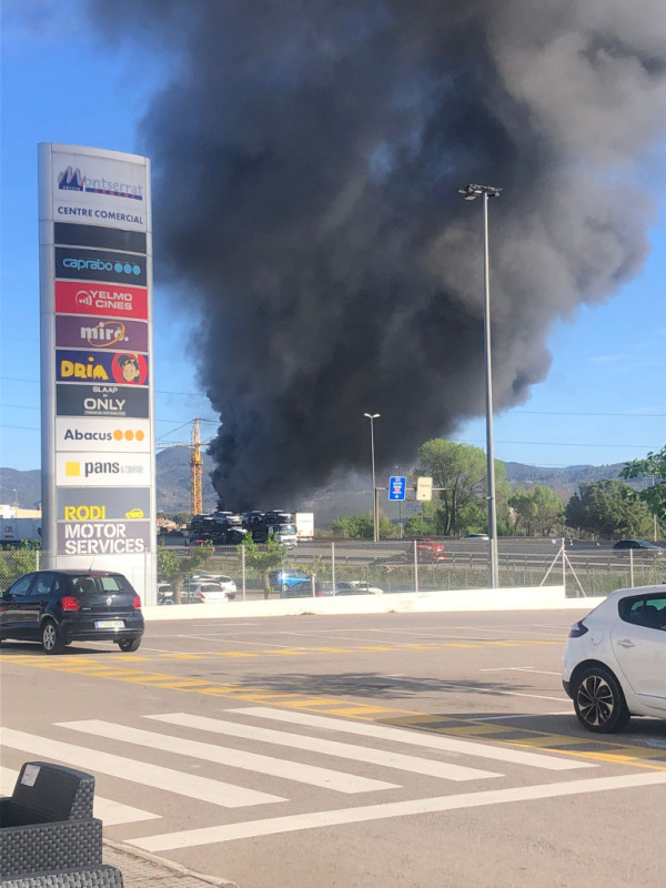 Controlat l'incendi que s'ha iniciat aquest matí en un magatzem del Polígon Industrial Barcelonès del nostre municipi