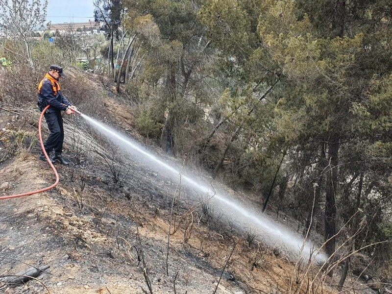 Protecció Civil d'Abrera remulla la zona afectada pel foc a la riera Magarola