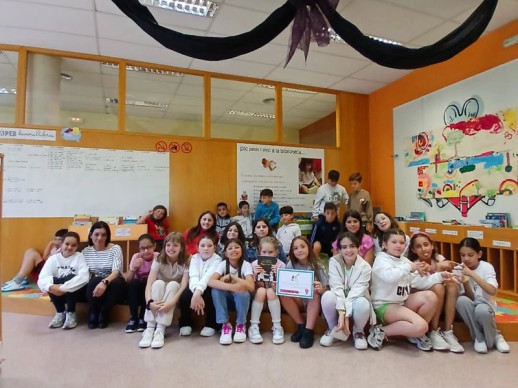 Els i les escolars d'Abrera visiten la Biblioteca Josep Roca i Bros, per conèixer l'equipament i els serveis que s'ofereixen