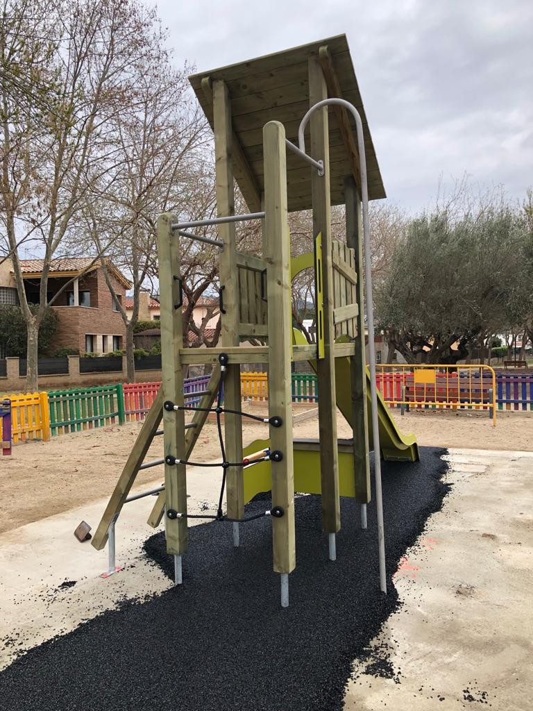 Instal·lem una nova àrea de joc infantil en el parc de Sant Hilari, que havia patit un atac vandàlic. Siguem cívics i cuidem el nostre entorn!