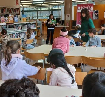 Un curs més, els nostres escolars visiten la Biblioteca Josep Roca i Bros d'Abrera, per conèixer l'equipament i els serveis que oferim