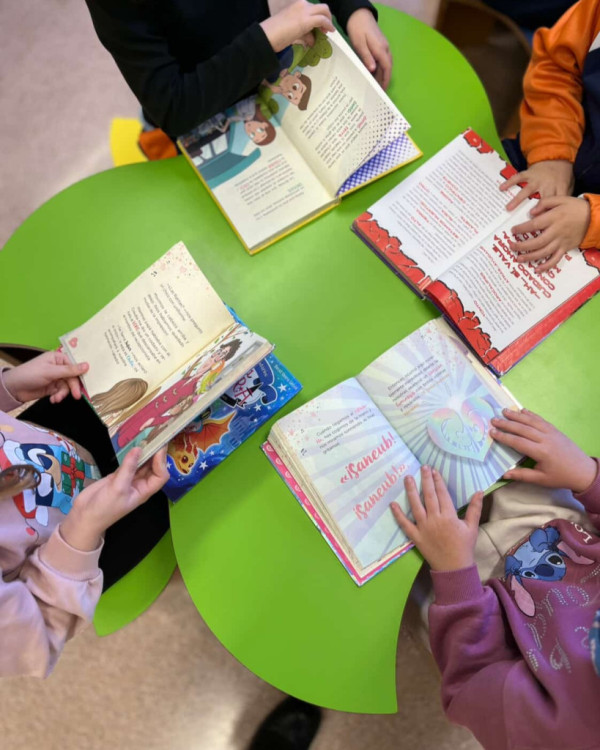 Un curs més, els i les escolars d'Abrera visiten la Biblioteca Josep Roca i Bros, per conèixer l'equipament i els serveis que s'ofereixen