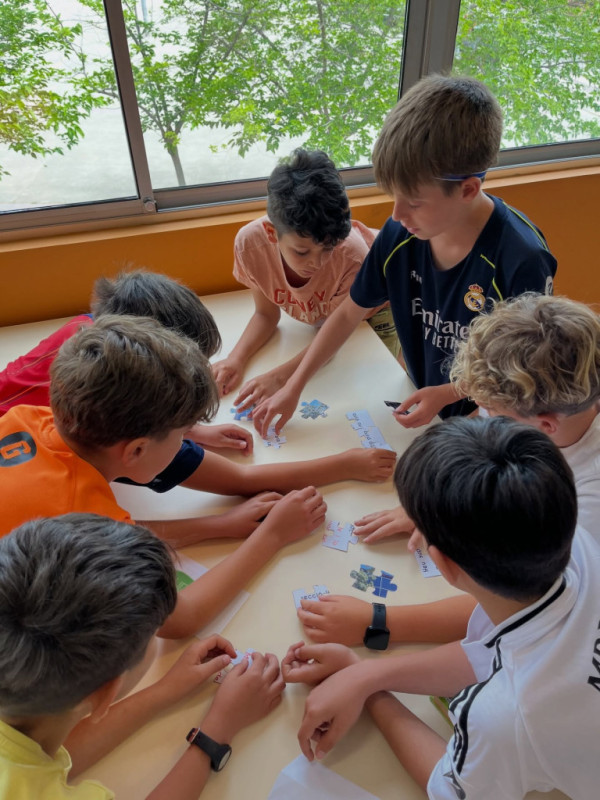 Un curs més, els i les escolars d'Abrera visiten la Biblioteca Josep Roca i Bros, per conèixer l'equipament i els serveis que s'ofereixen