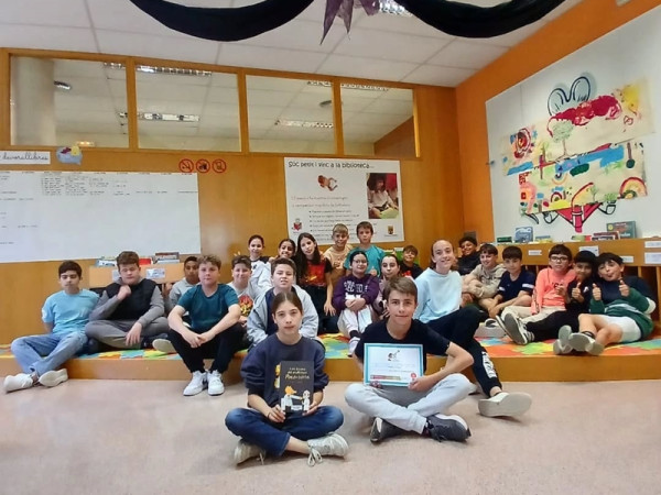 Els i les escolars d'Abrera visiten la Biblioteca Josep Roca i Bros, per conèixer l'equipament i els serveis que s'ofereixen