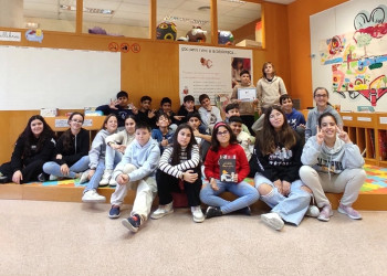 Els i les escolars d'Abrera visiten la Biblioteca Josep Roca i Bros, per conèixer l'equipament i els serveis que s'ofereixen