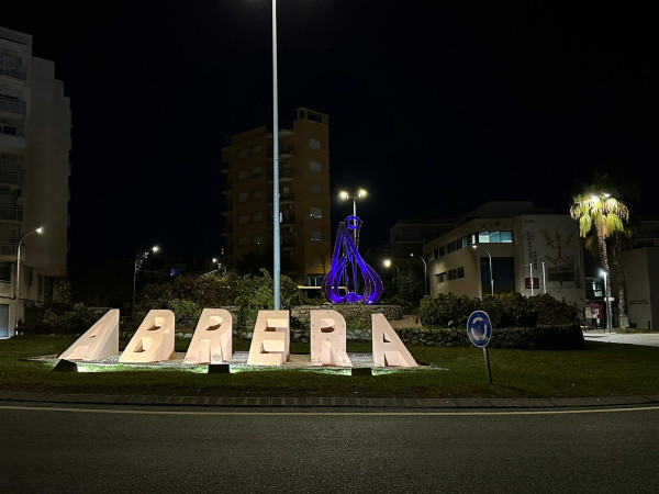 l·luminarà de color violeta la façana de l’Ajuntament i la rotonda del Rebato en commemoració al 25 de novembre, Dia Internacional per l'erradicació de les violències envers les dones