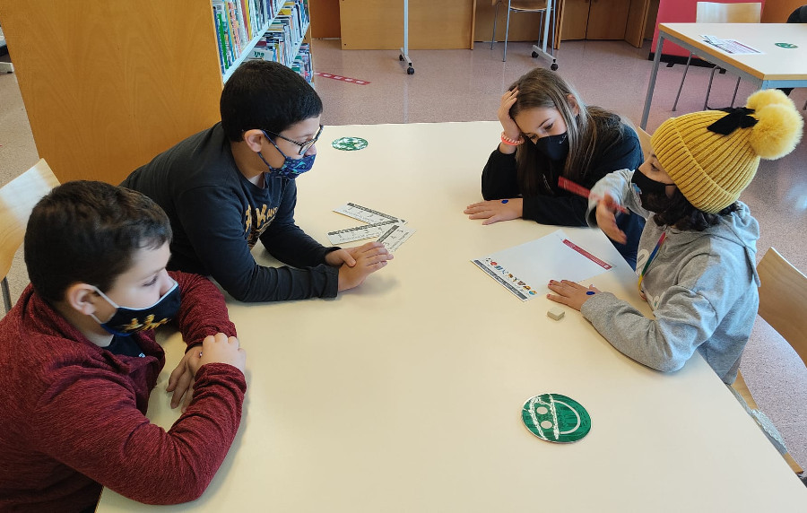 L'alumnat de 4t de primària de l'Escola Francesc Platón i Sartí visita la Biblioteca Josep Roca i Bros d'Abrera