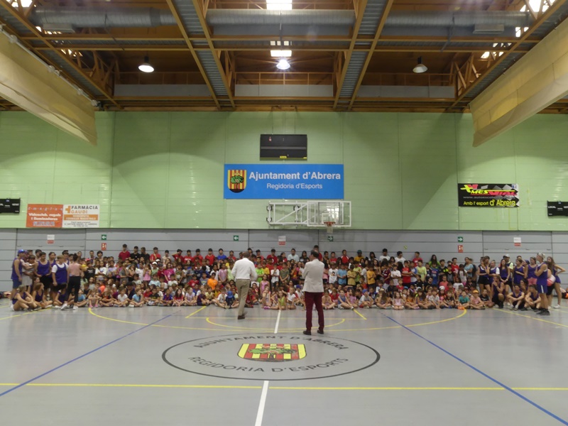 Vivim l'estiu a Abrera! Visitem l'Escola Esportiva d'Estiu, de la qual estan gaudint més de 400 infants i joves amb activitats lúdiques i esportives