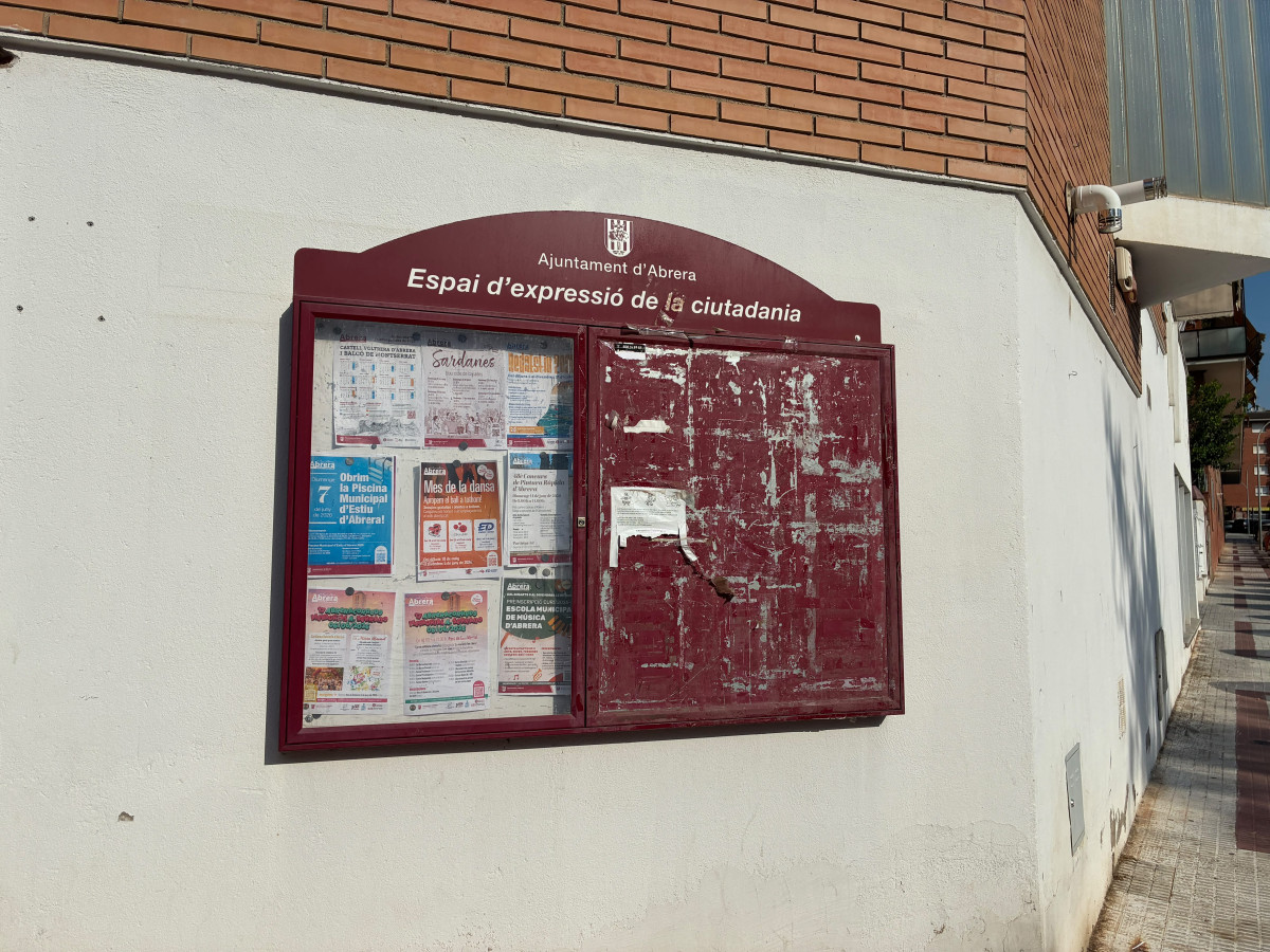 Millorem i adequem les cartelleres municipals del nucli urbà i dels barris d'Abrera - Casal de la Gent Gran