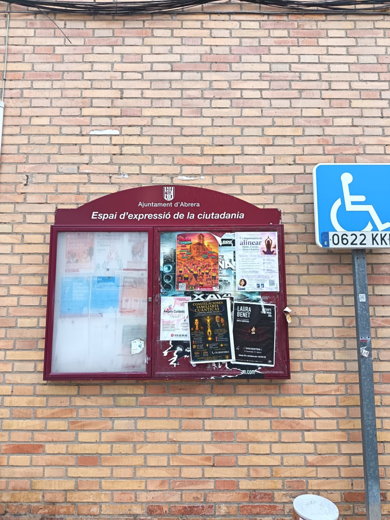 Millorem i adequem les cartelleres municipals del nucli urbà i dels barris d'Abrera - Nucli urbà