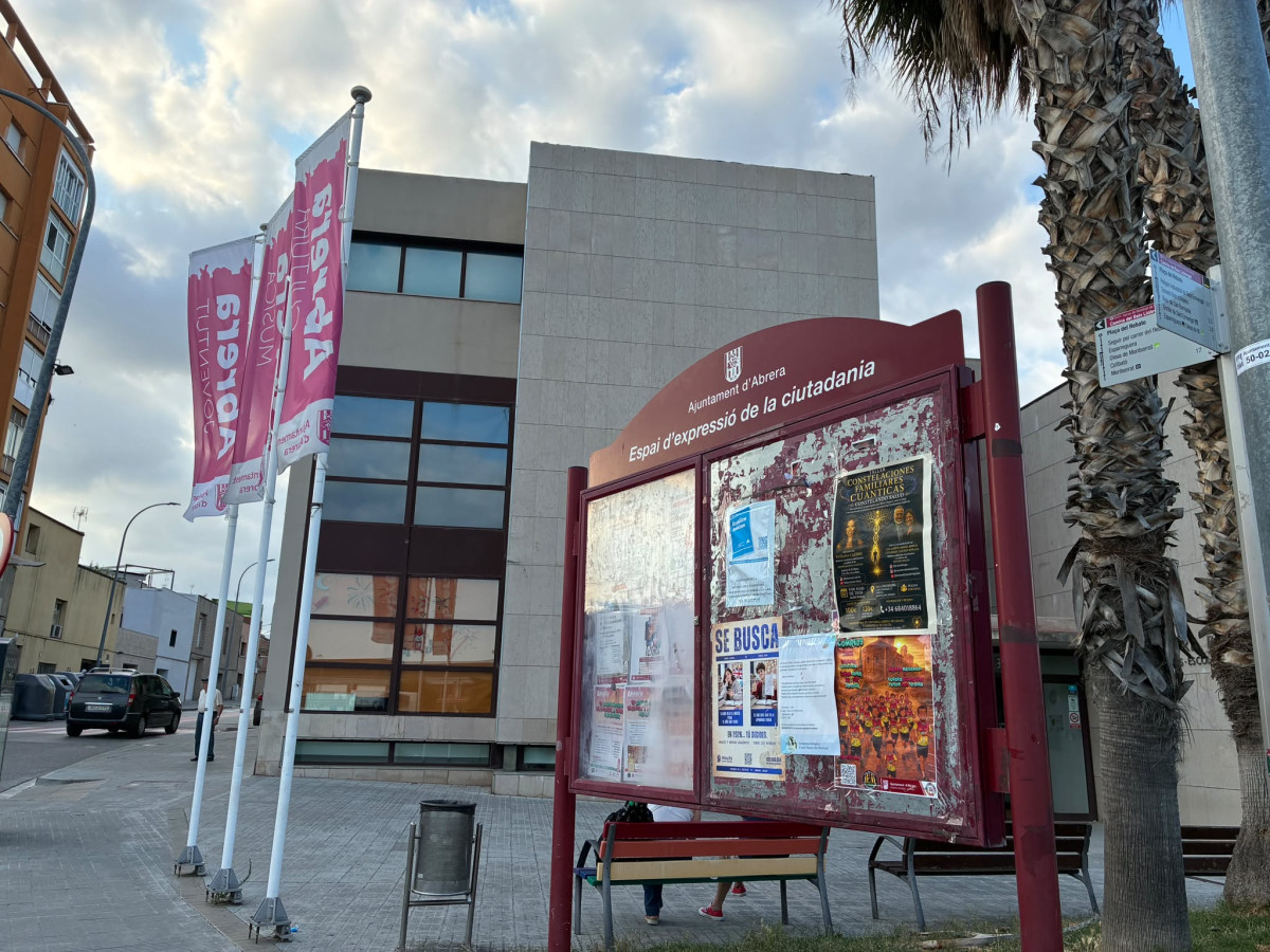 Millorem i adequem les cartelleres municipals del nucli urbà i dels barris d'Abrera - Centre Polivalent del Rebato