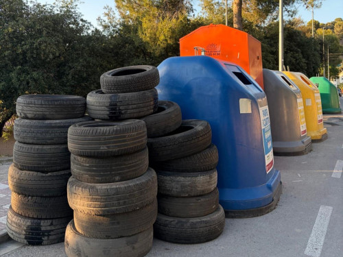 Siguem cívics! Detectem i netegem un nou abocament de residus a la via pública en una zona de contenidors del barri de Can Vilalba