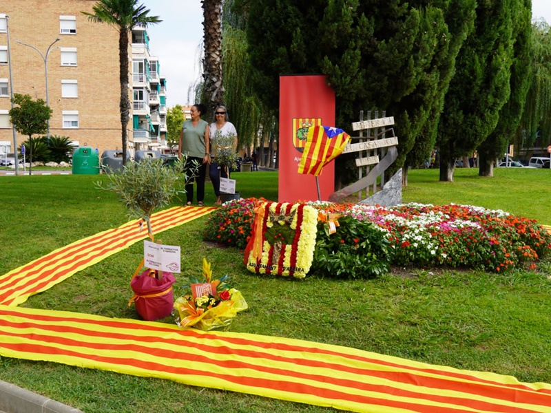 A Abrera commemorem l'11 de setembre, Diada Nacional de Catalunya. Ofrena floral al monument de Rafael Casanova. Abrera en Comú