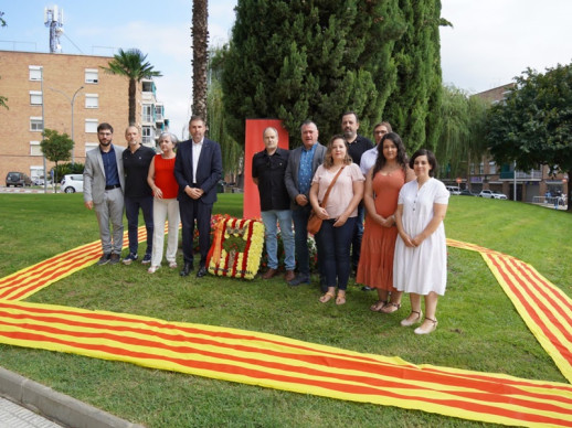A Abrera commemorem l'11 de setembre, Diada Nacional de Catalunya. Ofrena floral al monument de Rafael Casanova. Ajuntament d'Abrera