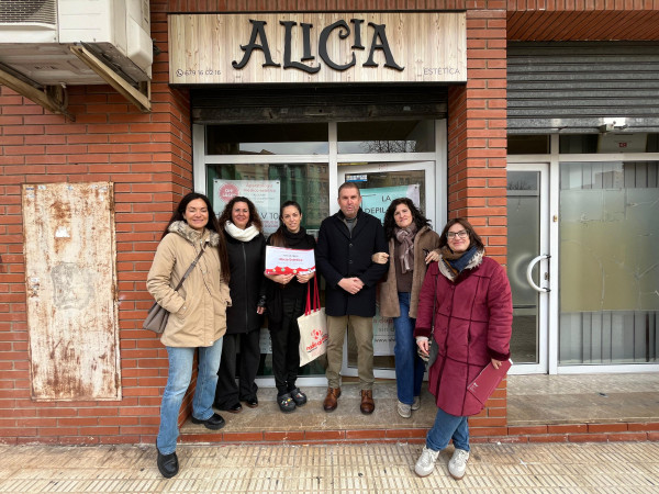 Lliurem els xecs als establiments guanyadors del 15è Concurs d’Aparadors Nadalencs d'Abrera. Enhorabona! Alicia