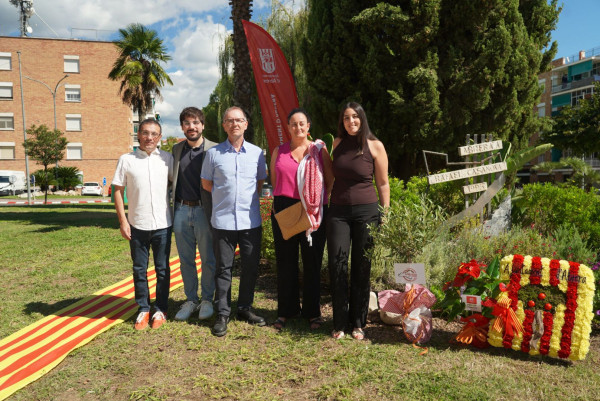 El dijous 11 de setembre de 2025 hem commemorat, un any més, la Diada Nacional de Catalunya amb la tradicional ofrena floral i una cantada d'havaneres. Ofrena floral 2025. Alternativa en Comú