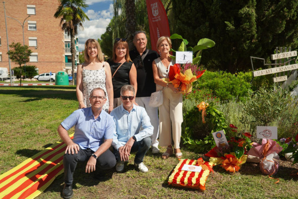 El dijous 11 de setembre de 2025 hem commemorat, un any més, la Diada Nacional de Catalunya amb la tradicional ofrena floral i una cantada d'havaneres. Ofrena floral 2025. Associació Cultural de Balls de Saló Pas a Pas