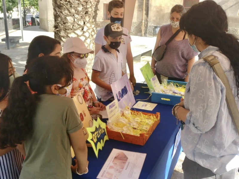 L'alumnat de 5è de primària de l'Escola Francesc Platón i Sartí ven els productes de les seves cooperatives del projecte de Cultura Emprenedora a l'Escola (CuEme)