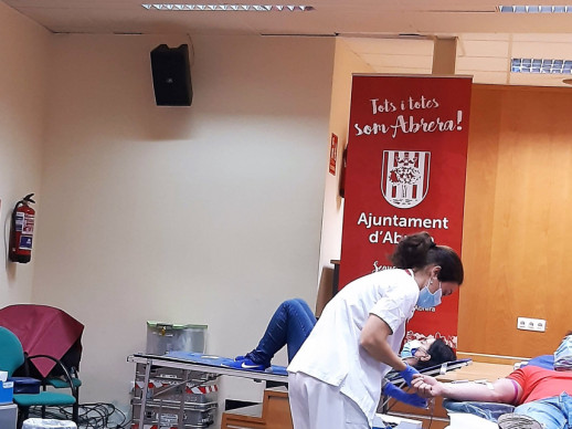 Més de 60 persones han donat sang a la campanya de donació "Dona sang i posa’t més content que unes pasqües" d'aquest dimecres 13 d'abril. Gràcies, Abrera!