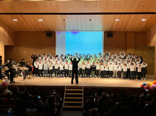 Assistim a la cantata ‘Florinda, la vaca pallassa’, a càrrec de l’alumnat de 2n de primària de les escoles Francesc Platón i Sartí, Ernest Lluch i Josefina Ibáñez i el professorat de l’Escola Municipal de Música d’Abrera