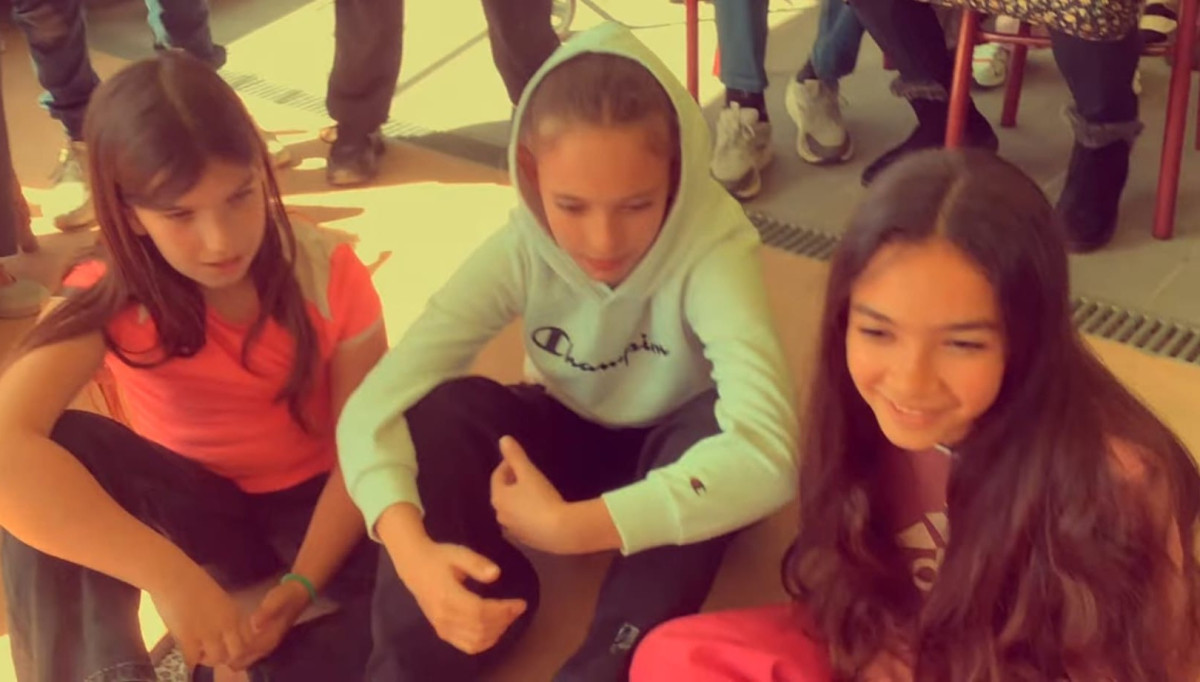 Felicitem l'alumnat de 5è de l'Escola Josefina Ibáñez, que ha rebut una menció especial als Premis Sambori pel projecte intergeneracional "Homenatge a la gent gran"