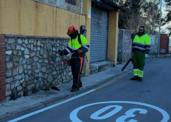 Continuem tenim cura de la via pública del nostre municipi amb nous treballs de desbrossament d’herbes i neteja dels vorals en els barris d'Abrera