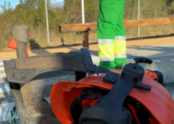 Continuem tenim cura de la via pública del nostre municipi amb nous treballs de desbrossament d’herbes i neteja dels vorals en els barris d'Abrera