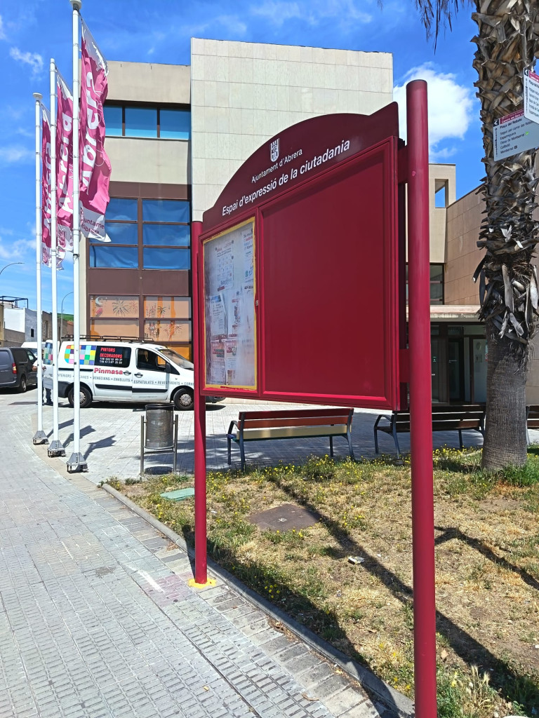 Millorem i adequem les cartelleres municipals del nucli urbà i dels barris d'Abrera - Centre Polivalent del Rebato