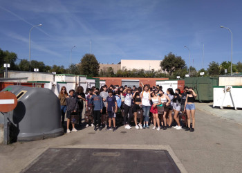 Un total de150 alumnes de 2n d’ESO de l’Institut Voltrera, visiten la Deixalleria Municipal d'Abrera, en el marc de la realització del crèdit de síntesi sobre el reciclatge