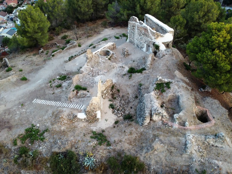 obres de consolidació estructural de les restes del Castell de Voltrera i la capella de Sant Pere. Agost 2021