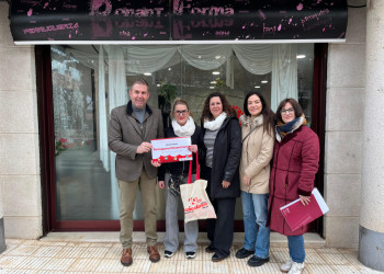 Lliurem els xecs als establiments guanyadors del 15è Concurs d’Aparadors Nadalencs d'Abrera. Enhorabona! Perruqueria Donant Forma