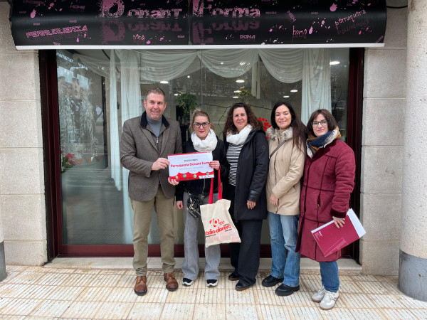 Lliurem els xecs als establiments guanyadors del 15è Concurs d’Aparadors Nadalencs d'Abrera. Enhorabona! Perruqueria Donant Forma