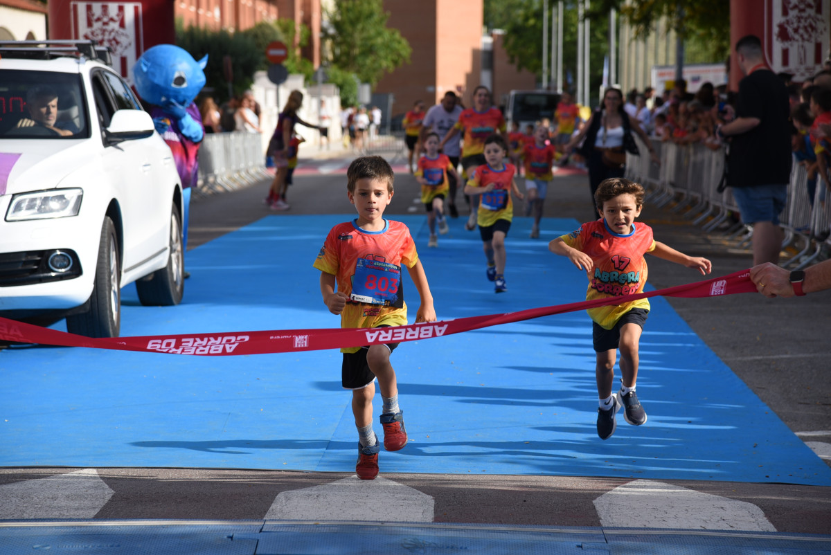 Gran èxit d'assistència i participació en la 17a Abrera Corre D9 2025 'Memorial A. Serrano', amb més de 800 participants. Gràcies, Abrera!