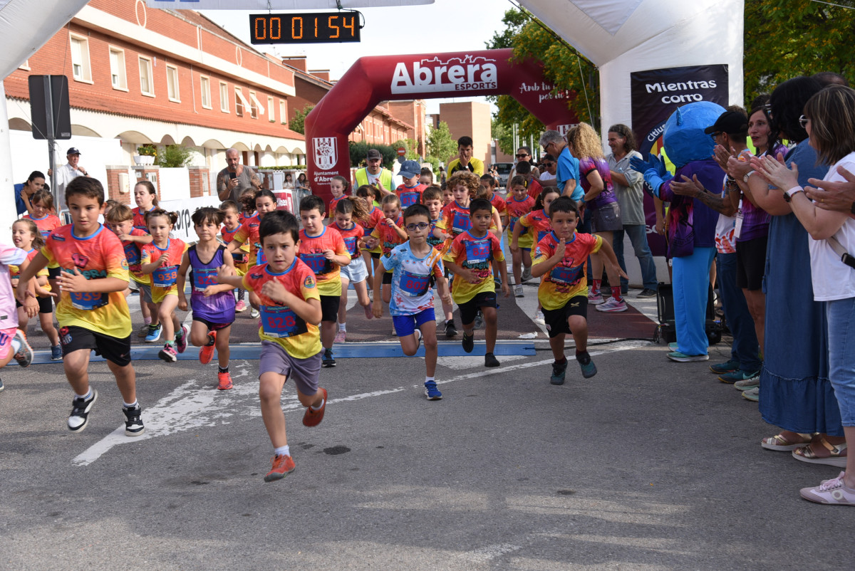 Gran èxit d'assistència i participació en la 17a Abrera Corre D9 2025 'Memorial A. Serrano', amb més de 800 participants. Gràcies, Abrera!