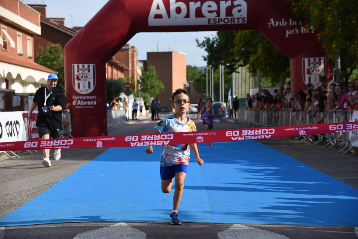 Gran èxit d'assistència i participació en la 17a Abrera Corre D9 2025 'Memorial A. Serrano', amb més de 800 participants. Gràcies, Abrera!