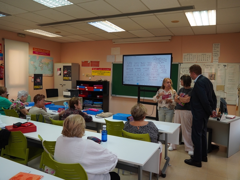 Visitem l'Aula d'Adults Municipal i l'Escola Municipal de Música d'Abrera per desitjar a tothom un bon curs escolar 2025-2026