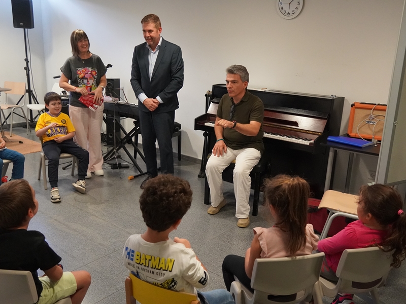Visitem l'Aula d'Adults Municipal i l'Escola Municipal de Música d'Abrera per desitjar a tothom un bon curs escolar 2025-2026