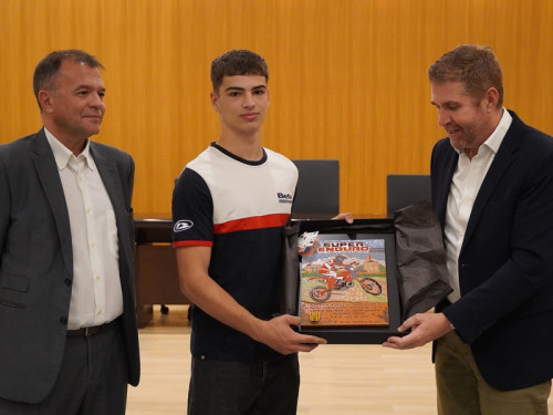 Lliurem una placa de reconeixement al jove pilot abrerenc Ramón Godino, que s’ha proclamat Campió del món de SuperEnduro en la categoria Youth de 125 centímetres cúbics. Enhorabona!