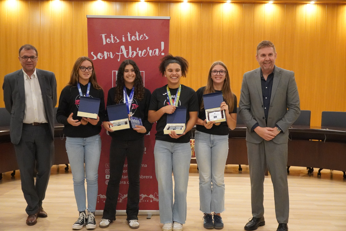 Lliurem els reconeixements esportius a les gimnastes de l'Abrera Gimnàstic Club pels darrers èxits assolits als Campionats d'Espanya i Catalunya de Gimnàstica Artística. Moltes felicitats!