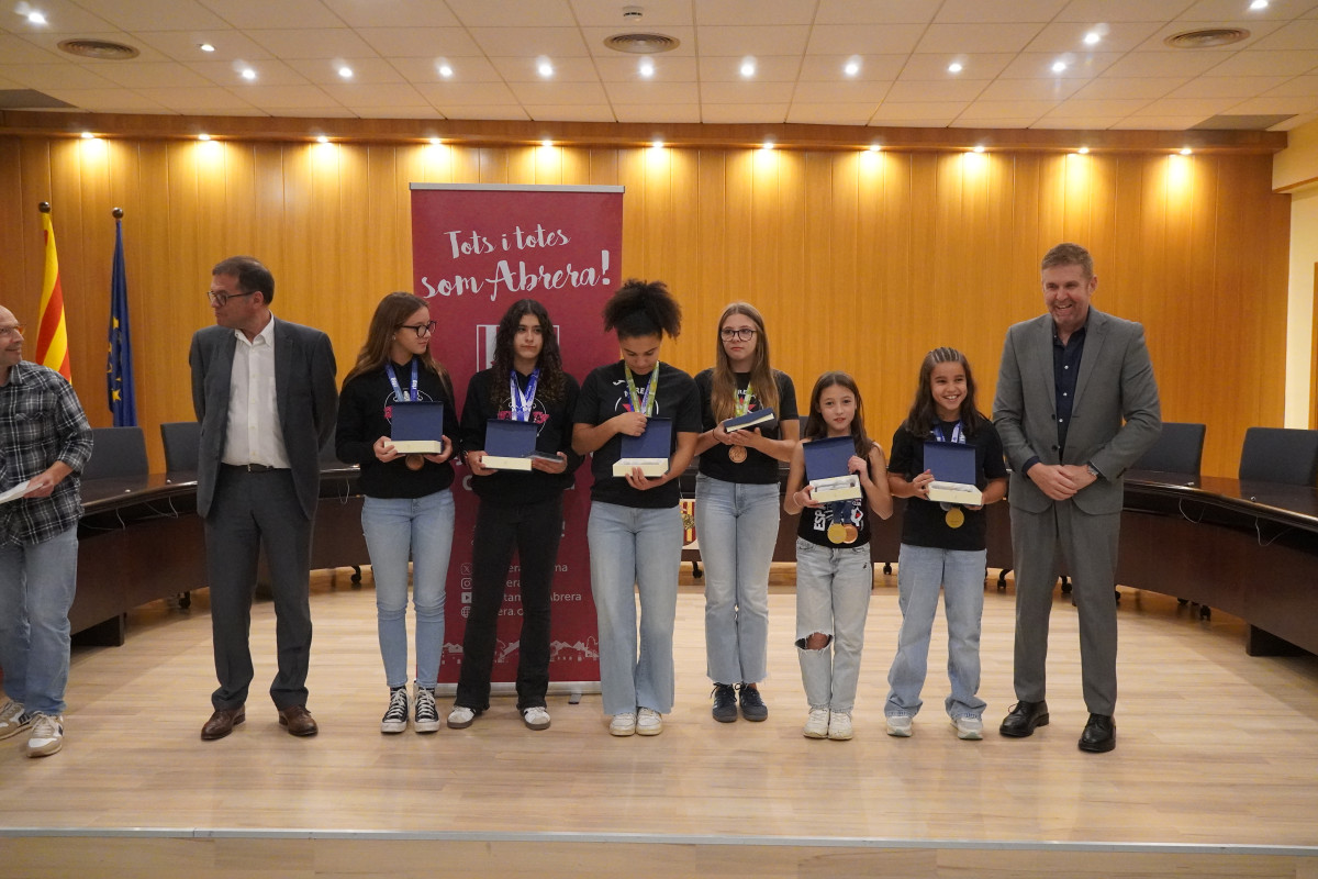 Lliurem els reconeixements esportius a les gimnastes de l'Abrera Gimnàstic Club pels darrers èxits assolits als Campionats d'Espanya i Catalunya de Gimnàstica Artística. Moltes felicitats!
