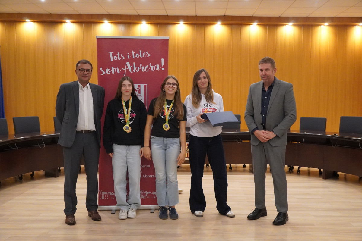 Lliurem els reconeixements esportius a les gimnastes de l'Abrera Gimnàstic Club pels darrers èxits assolits als Campionats d'Espanya i Catalunya de Gimnàstica Artística. Moltes felicitats!