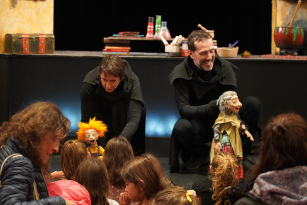 A Abrera hem commemorat el Dia Internacional de la Nena amb l’espectacle familiar de titelles ‘Bruixanteris’