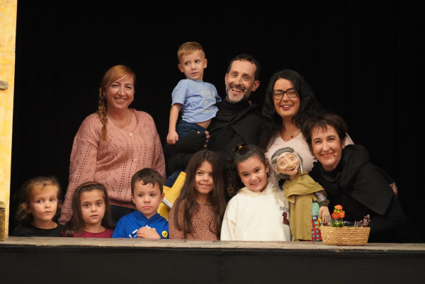 A Abrera hem commemorat el Dia Internacional de la Nena amb l’espectacle familiar de titelles ‘Bruixanteris’