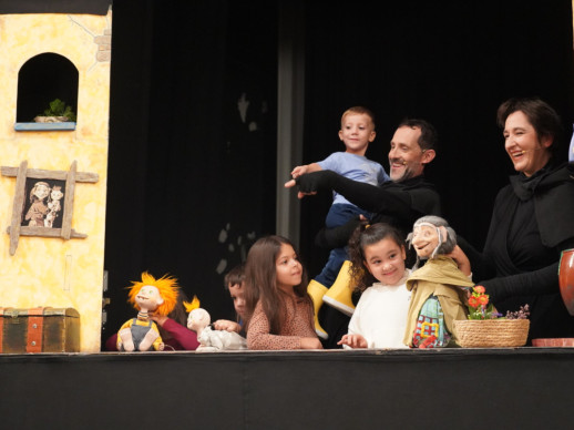A Abrera hem commemorat el Dia Internacional de la Nena amb l’espectacle familiar de titelles ‘Bruixanteris’