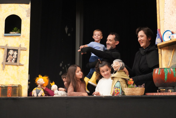 A Abrera hem commemorat el Dia Internacional de la Nena amb l’espectacle familiar de titelles ‘Bruixanteris’