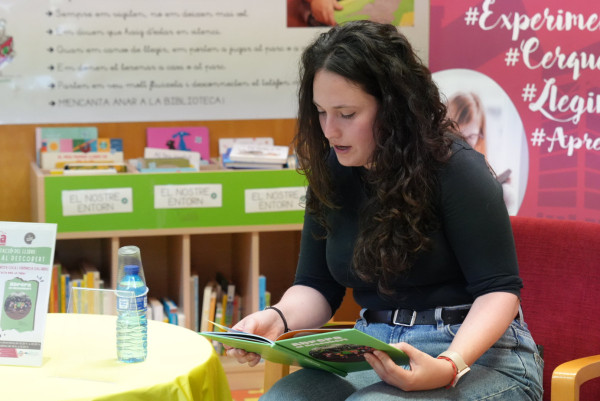 Les autores locals Vanessa Coca i Verònica Gallardo presenten el seu llibre infantil 'Abrera al Descobert' a la Biblioteca Josep Roca i Bros