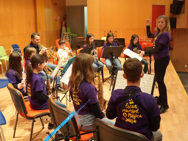 L'Escola Municipal de Música aposta per la música en grup i la improvisació!