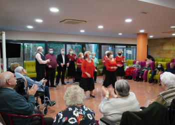 El Nadal es viu a Abrera! Assistim a l'actuació del Grup de Teatre del Casal de la Gent Gran, a la residència Canigó del nostre municipi