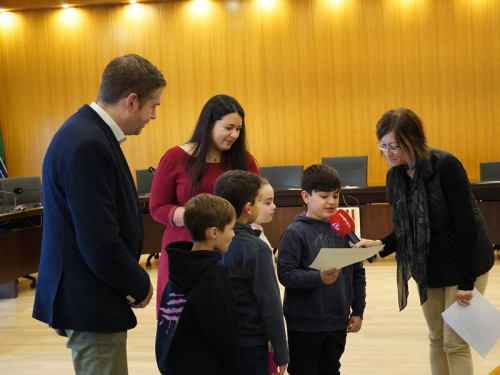 L'alumnat de tercer curs de l'Escola Francesc Platón i Sartí visita el consistori d'Abrera dins l'activitat 'El meu Ajuntament'. Moltes gràcies!